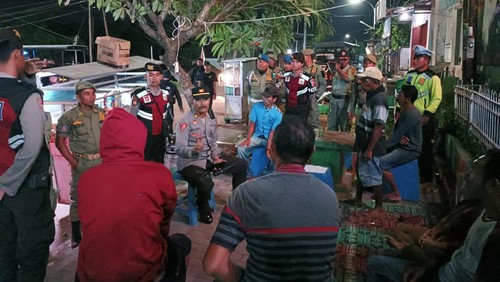 Petugas gabungan menyasar sejumlah tempat nongkrong di Dompu, Selasa (10/1/2023) malam.