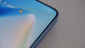 Bezel sisi kanan dan kiri hanya 1 mm, sementara bezel atasnya 1,15 mm. Alhasil screen body rasio Realme 10 Pro 5G mencapai 93,76%. Foto: Adi Fida Rahman/detikINET