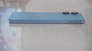 Hal tersebut bisa dicapai berkat penerapan teknologi RAZR serta InSeal yang menerapkan lebih sedikit perekat .Realme turut menerapkan teknologi TopNotch yang mengintegrasikan sensor cahaya di bagian atas bezel. Itu memberi lebih banyak ruang di atas memberikan tampilan layar yang lebih luas.Foto: Adi Fida Rahman/detikINET