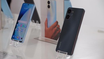 Makin lengkap dengan adanya sidik jari di samping dengan kecepatan kurang dari 1 detik untuk membuka kunci. Selain itu untuk emaksimalkan pengalaman menikmati hiburan, Realme 10 Pro disertakan dua speaker stereo yang diklaim 200% lebih kencang. Foto: Adi Fida Rahman/detikINET