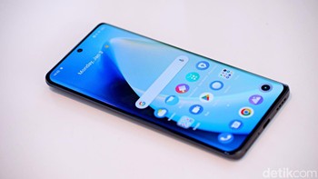 Ukuran layar Realme 10 Pro Plus sendiri 6,7 inch dengan panel AMOLED yang sudah menerima menerima TÜV Rheinland Flicker Free Certificate dan juga dilengkapi dengan TÜV Rheinland Low Blue Light Certificate untuk melindungi mata tanpa efek menguning. HP ini sudah mendukung refresh rate 120Hz, touch sampling rate 360Hz, kecerahan maksimum 950 nits dan HDR10+. Foto: Adi Fida Rahman/detikINET