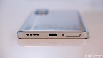 Realme 10 Pro+ 5G dibekali dengan baterai besar 5.000mAH dan teknologi 67W SUPERVOOC Charge yang dapat mengisi daya baterai dari 0 hingga 50% hanya dalam waktu 17 menit.  Foto: Adi Fida Rahman/detikINET