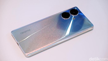 Realme 10 Pro+ 5G menghadirkan kamera belakang 108MP yang punya fitur Pixel Binning 9-in-1. Realme memberikan HyperShot Imaging Architecture yang sebelumnya hanya terdapat di Realme GT Series. Ada pula kamera ultra-wide 8 MP serta lensa makro 2 MP. Foto: Adi Fida Rahman/detikINET