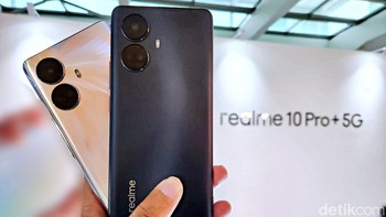 Realme 10 Pro Plus punya opsi warna Hyperspace Gold dan Dark Matter. Foto: Adi Fida Rahman/detikINET