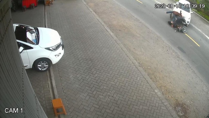 Rekaman CCTV Fortuner tabrak motor di Banyuwangi