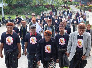 Relawan Ganjar Gelar Baksos hingga Beri Bantuan Rumah Adat di NTT