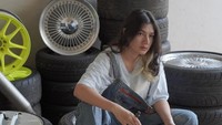 Saat menjadi tamu dalam konten YouTube Raditya Dika, Revy Vamella tertarik otomotif lantaran ayahnya. (Foto: dok Instagram)