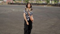 Revy Vamella punya 4 mobil yang berjejer di rumahnya. (Foto: dok Instagram)
