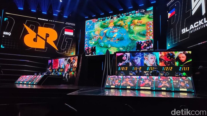 Tumbangkan RRQ Hoshi, salah satu wakil Filipina, melaju ke final upper bracket M4 Mobile Legends. Pertandingannya begitu seru, dengan skor akhir 2-3.