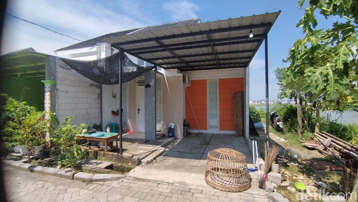 Rumah kontrakan dukun palsu pengganda uang di Gresik usai digrebek polisi.