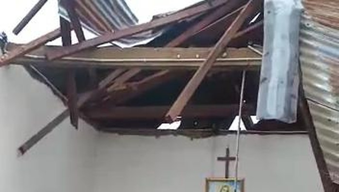 Rumah warga yang rusak akibat diterjang angin puting beliung. (Foto: Istimewa)