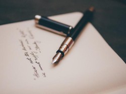 27 Ide Puisi Romantis Buat Pacar yang Bikin Baper