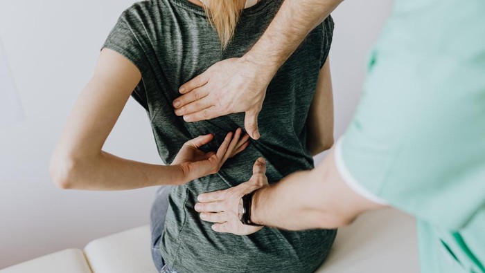 Ciri-ciri Sakit Punggung yang Menandakan Idap Batu Ginjal, Waspada!
