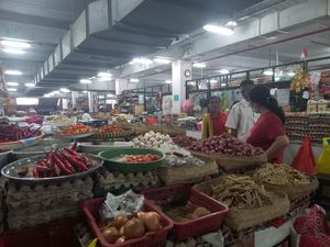 Harga Bawang Putih-Beras Makin Mahal, Cabai Rawit Turun Jelang Kuningan
