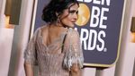 Gaya Salma Hayek dengan Dress Menerawang di Golden Globe 2023