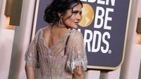 Salma Hayek saat menghadiri Golden Globe 2023 di California, Amerika Serikat.  Invision/Jordan Strauss