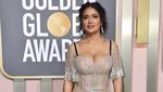 Gaya Salma Hayek dengan Dress Menerawang di Golden Globe 2023