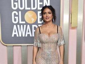 Gaya Salma Hayek dengan Dress Menerawang di Golden Globe 2023