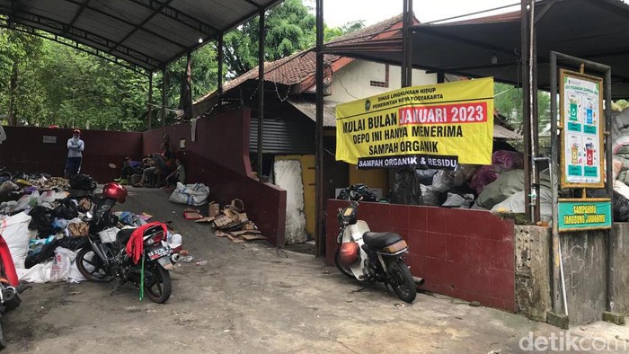 Plang peraturan di Depo sampah Mandala Krida