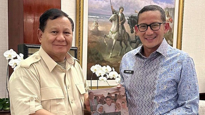 Sandiaga Uno beri buku ke Prabowo