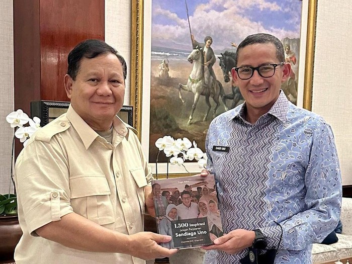 Sandiaga Uno beri buku ke Prabowo