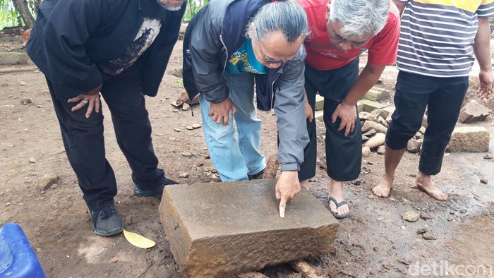 Sebuah prasasti ditemukan di situs Candi Watu Genuk, Kragilan, Mojosongo, Boyolali, Selasa (10/1/2023).