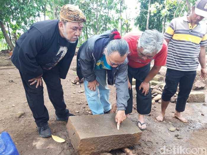 Sebuah prasasti ditemukan di situs Candi Watu Genuk, Kragilan, Mojosongo, Boyolali, Selasa (10/1/2023).