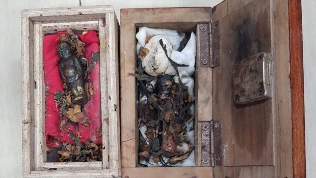 Sejumlah alat ritual dukun gadungan Gresik pelaku penipuan bermodus penggandaan uang