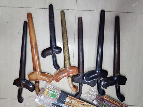 Sejumlah alat ritual dukun gadungan Gresik pelaku penipuan bermodus penggandaan uang