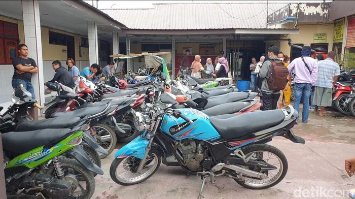Sejumlah sepeda motor yang diduga hasil curian diamankan. (Goklas Wisely/detikSumut)