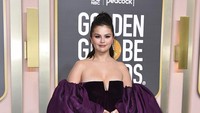 Ia tampil seksi elegan dengan dress yang memamerkan bagian bahu. Invision/Jordan Strauss