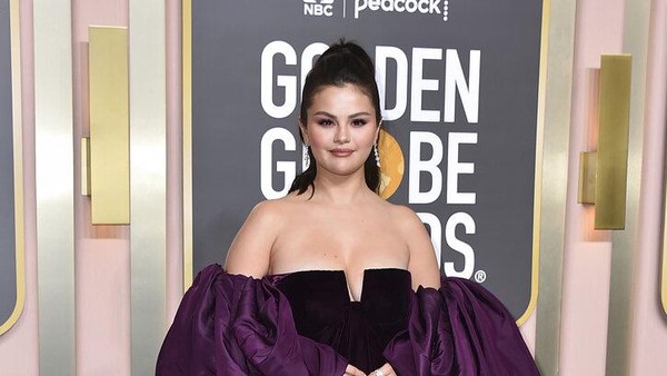 7 Potret Selena Gomez yang Tetap PD Meski BB Naik, Terapkan Body Positivity