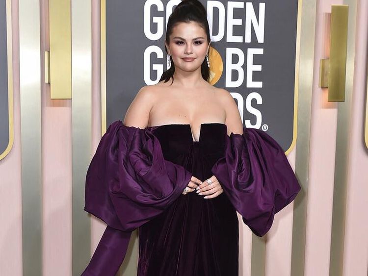 7 Potret Selena Gomez yang Tetap PD Meski BB Naik, Terapkan Body Positivity