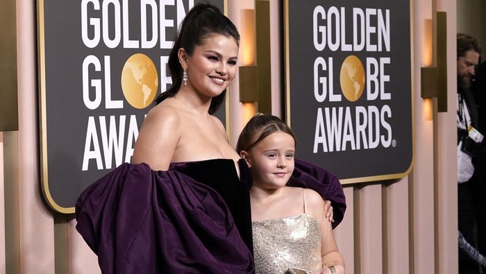 Selena Gomez, left, and Gracie Elliott Teefey arrive at the 80th annual Golden Globe Awards at the Beverly Hilton Hotel on Tuesday, Jan. 10, 2023, in Beverly Hills, Calif. (Photo by Jordan Strauss/Invision/AP)