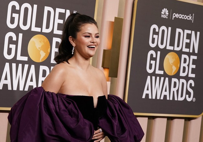 Selena pun memberi jawaban bijak namun menohok. Dia mengakui bahwa saat ini tubuhnya memang lebih berisi. Saya sedikit lebih besar sekarang karena saya menikmati masa liburan saya,” kata penyanyi dan aktris 30 tahun ini di Instagram Live. Foto: Invision/Jordan Strauss