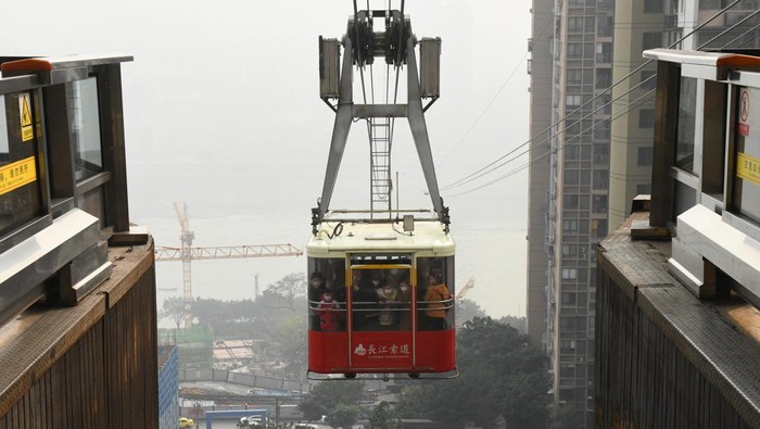 Sensasi Melintasi Sungai Yangtze di China dengan Kereta Gantung CHONGQING, CHINA - JANUARY 10: A view of a cable car across the Yangtze River on January 10, 2023 in Chongqing, China. The Yangtze River Cableway reopened on January 9 after an upgrade. (Photo by Zhou Yi/China News Service/VCG via Getty Images)