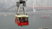 Kereta gantung ini digunakan sebagai transportasi untuk menyebrangi Sungai Yangtze.  