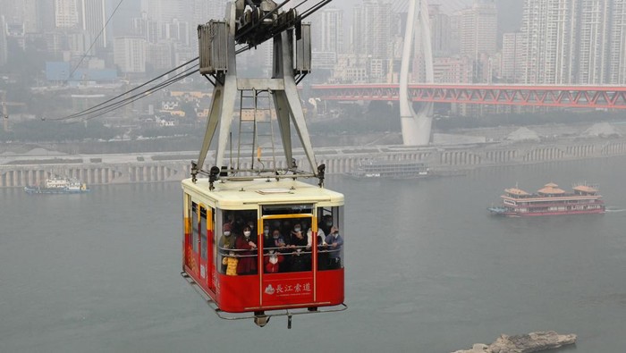 CHONGQING, CHINA - JANUARY 10: A view of a cable car across the Yangtze River on January 10, 2023 in Chongqing, China. The Yangtze River Cableway reopened on January 9 after an upgrade. (Photo by Zhou Yi/China News Service/VCG via Getty Images)
