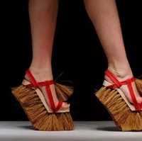 Bisa jadi heels multifungsi. Selain untuk alas kaki, bisa juga jadi sikat. Jadi bisa berjalan sekaligus membersihkan lantai. Foto: Reddit