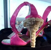 Agar gigi yang copot tak terbuang sia-sia, maka lebih baik diabadikan dengan dijadikan hiasan heels. Unik atau justru bikin geli? Foto: Instagram/@parto_sosmed