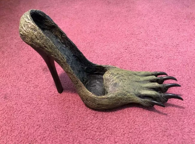 Cocok digunakan saat Halloween. Nggak cuma terlhat menyeramkan, dijamin heels seperti ini juga langka, tak akan mudah ditemukan karena desainnya yang out of the box. Foto: Instagram/@crankmaggot