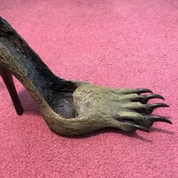 Cocok digunakan saat Halloween. Nggak cuma terlhat menyeramkan, dijamin heels seperti ini juga langka, tak akan mudah ditemukan karena desainnya yang out of the box. Foto: Instagram/@crankmaggot