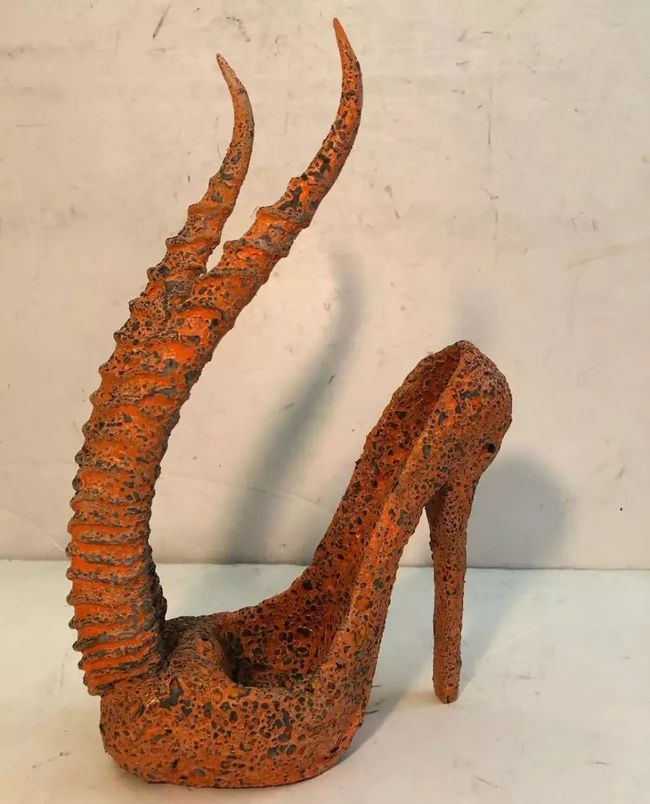 Warnanya mengingatkan pada udang atau lobster, tapi bentuk tanduknya seperti tanduk Maleficent. Nggak kalah unik dari heels yang sebelumnya kan? Foto: Instagram/@crankmaggot