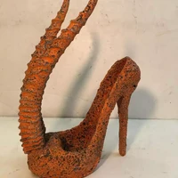 Warnanya mengingatkan pada udang atau lobster, tapi bentuk tanduknya seperti tanduk Maleficent. Nggak kalah unik dari heels yang sebelumnya kan? Foto: Instagram/@crankmaggot