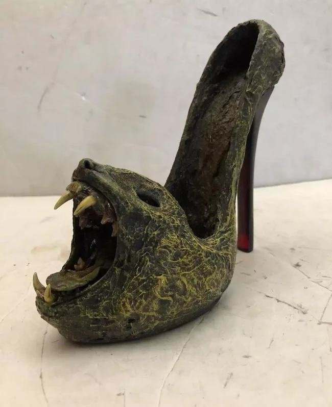 Tak kalah menyeramkan, heels yang satu ini tampaknya juga dibuat sengaja untuk menakut-nakuti orang yang melihatnya. Foto: Instagram/@crankmaggot