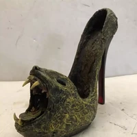 Tak kalah menyeramkan, heels yang satu ini tampaknya juga dibuat sengaja untuk menakut-nakuti orang yang melihatnya. Foto: Instagram/@crankmaggot