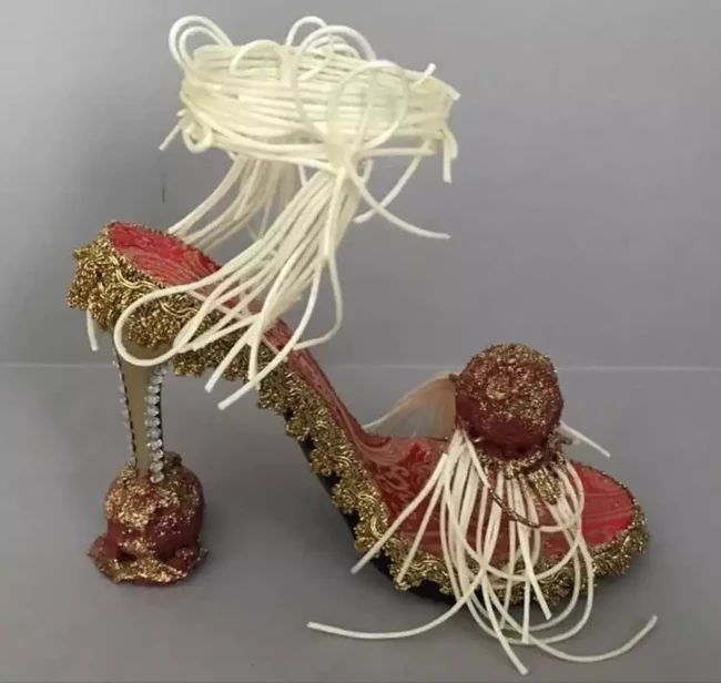 Untuk pecinta kuliner, heels yang satu ini sangat cocok. Bikin lapar karena mengingatkan pada spaghetti dan baso. Foto: Reddit