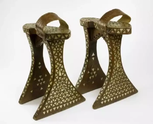 Modelnya benar-benar out of the box. Kamu pasti nggak nyangka kan ada sandal yang modelnya se-absurd ini? Foto: Reddit