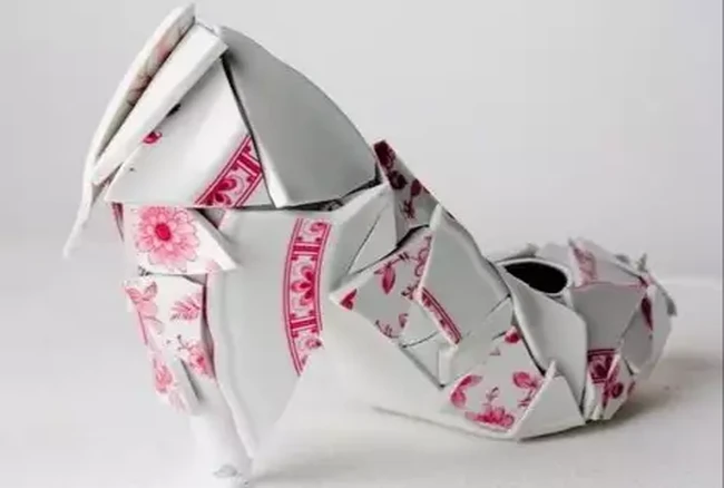 Unik dan kreatif, tapi kalau tak hati-hati bisa-bisa justru akan melukai kakimu. Siapa yang berani coba heels ekstrem dari pecahan piring yang satu ini? Foto: Reddit