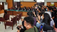 Izin majelis karena berkas perkara ini satu kesatuan belum ada satu pemeriksaan keterangan terdakwa Putri yang sedianya akan diperiksa kami minta waktu untuk membacakan tuntutan satu minggu, ujar salah satu jaksa penuntut umum saat sidang di Pengadilan Negeri Jakarta Selatan, Jalan Ampera Raya, Jaksel, Rabu (11/1/2023).